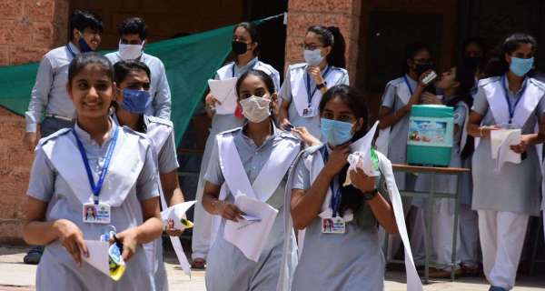 दसवीं बोर्ड की परीक्षा समाप्त होने से छात्राओं के चेहरे पर नजर आयी खुशी, देखें तस्वीरें...