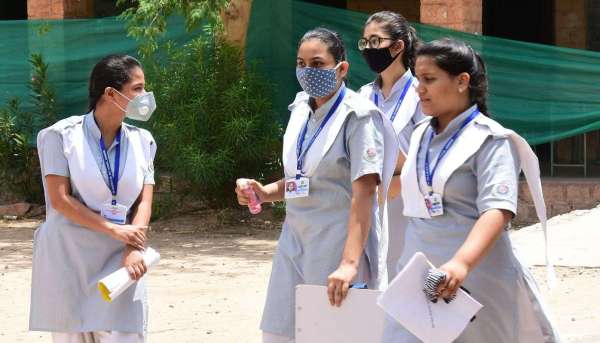 दसवीं बोर्ड की परीक्षा समाप्त होने से छात्राओं के चेहरे पर नजर आयी खुशी, देखें तस्वीरें...