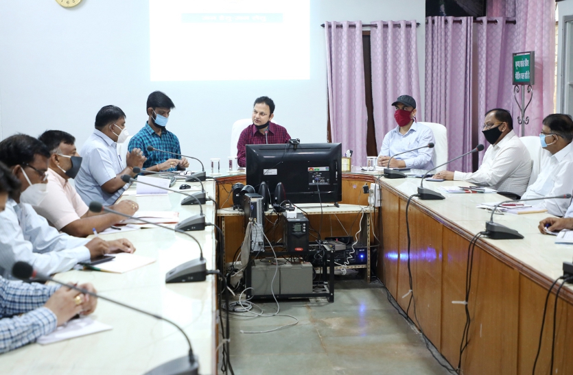 Collector and other officials at TL meeting.
