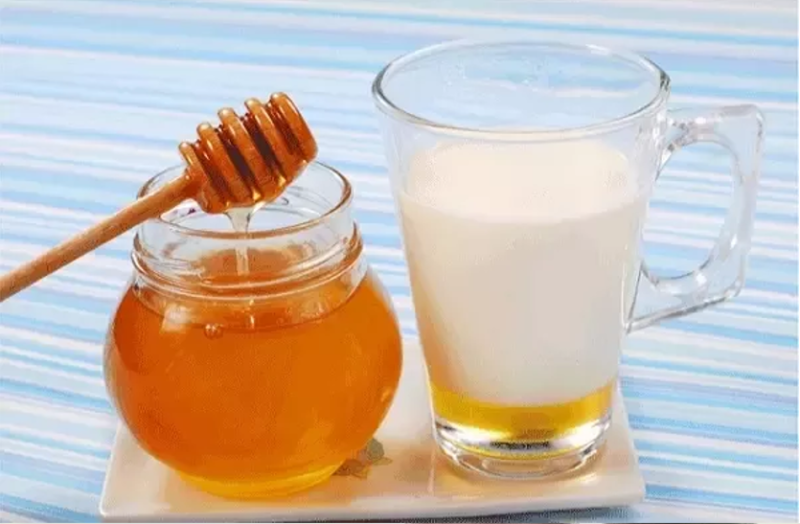 सेहत का टॉनिक है शहद और दूध, जानें इसके बारे में