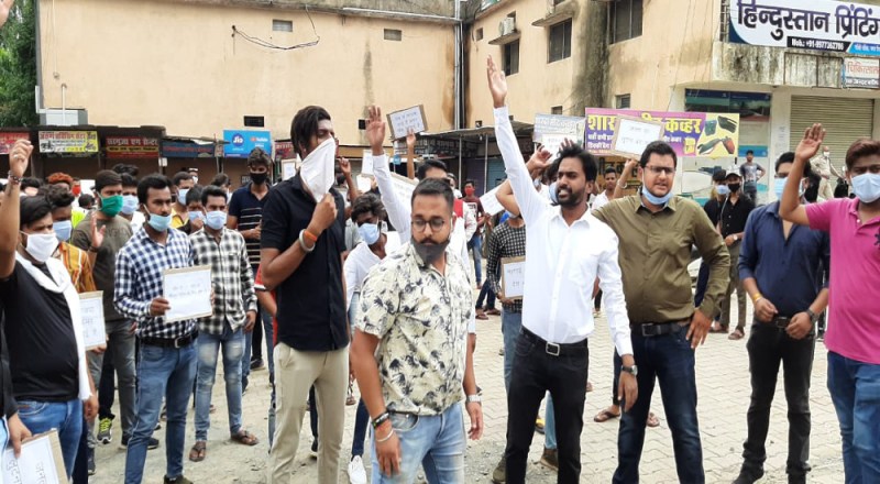 Video: एनएसयूआई ने पेट्रोल-डीजल की बढ़ती कीमत का किया विरोध, प्रदेश सचिव बोले-दाम बढ़ा रहे हैं तो लोन भी दे मोदी सरकार