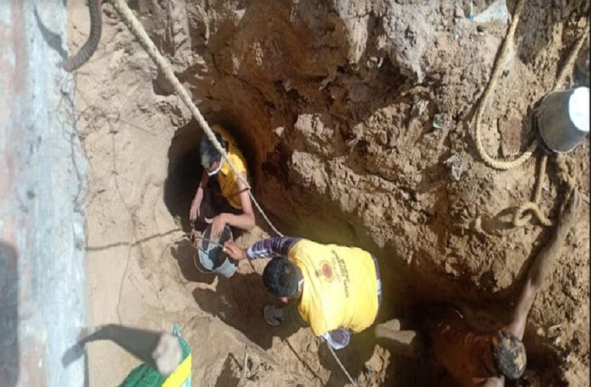 गटर की कुई खोदते समय मिट्टी धंसने से मजदूर की दबने से मौत