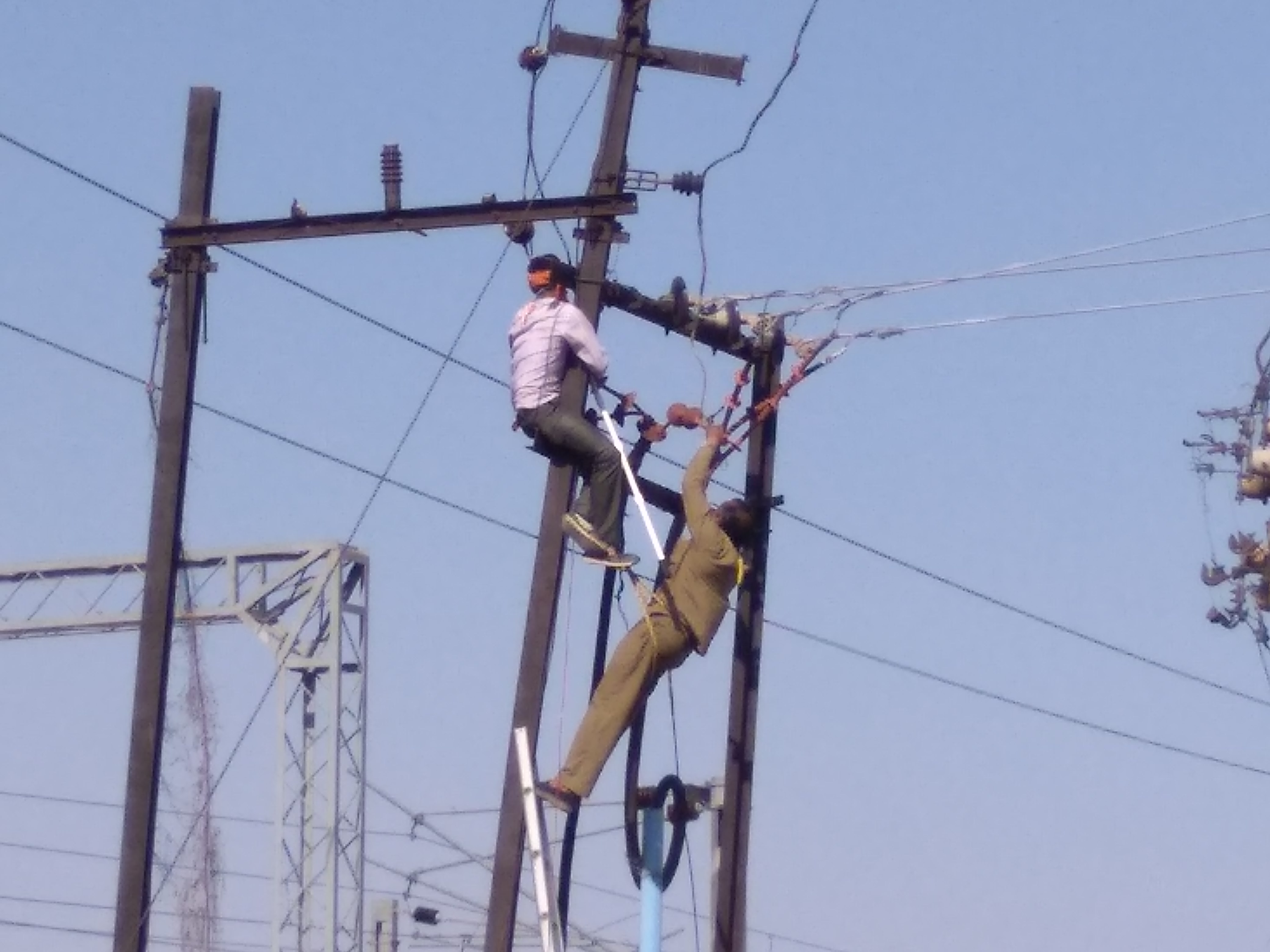 Jamunia villagers struggling with low voltage problems of electricity
