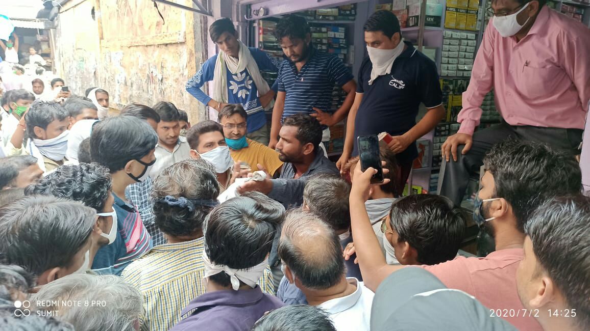 पुलिसकर्मी बन दुकानदारों से रुपए ऐठता युवक पकड़ा