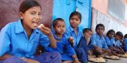 घरों में नहीं चख पा रहे मिड डे मील का स्वाद