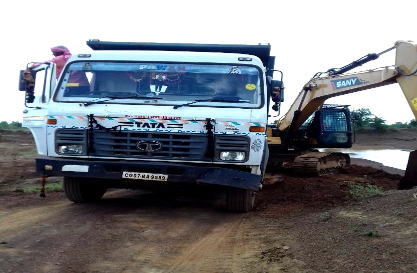 गृह मंत्री के क्षेत्र में मुरुम परिवहन की आड़ में खोद दिया तालाब का बंड, लगाया 56 हजार जुर्माना