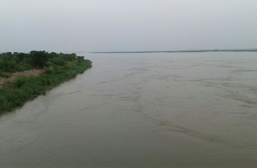 सरयू नदी खतरे के निशान पर, बाढ़ का खतरा मंडराया
