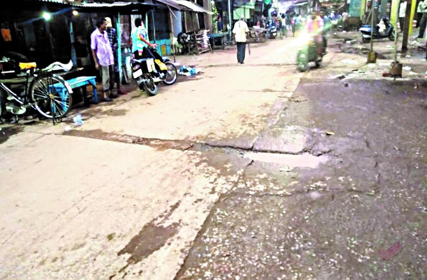 Potholes on the Gauravath road built in the middle of the city, passers-by have to bear the trouble…