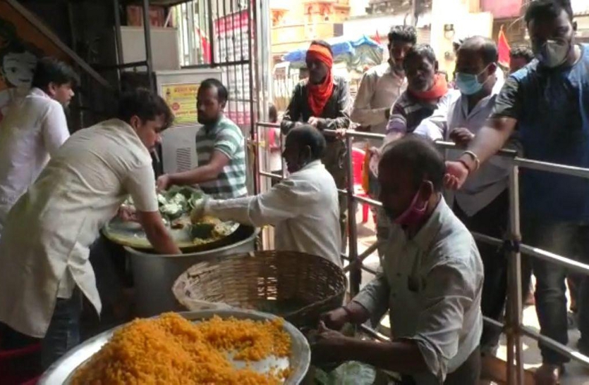 Devotees arrived in large numbers to take Mahaprasad at the Jagannath temple.