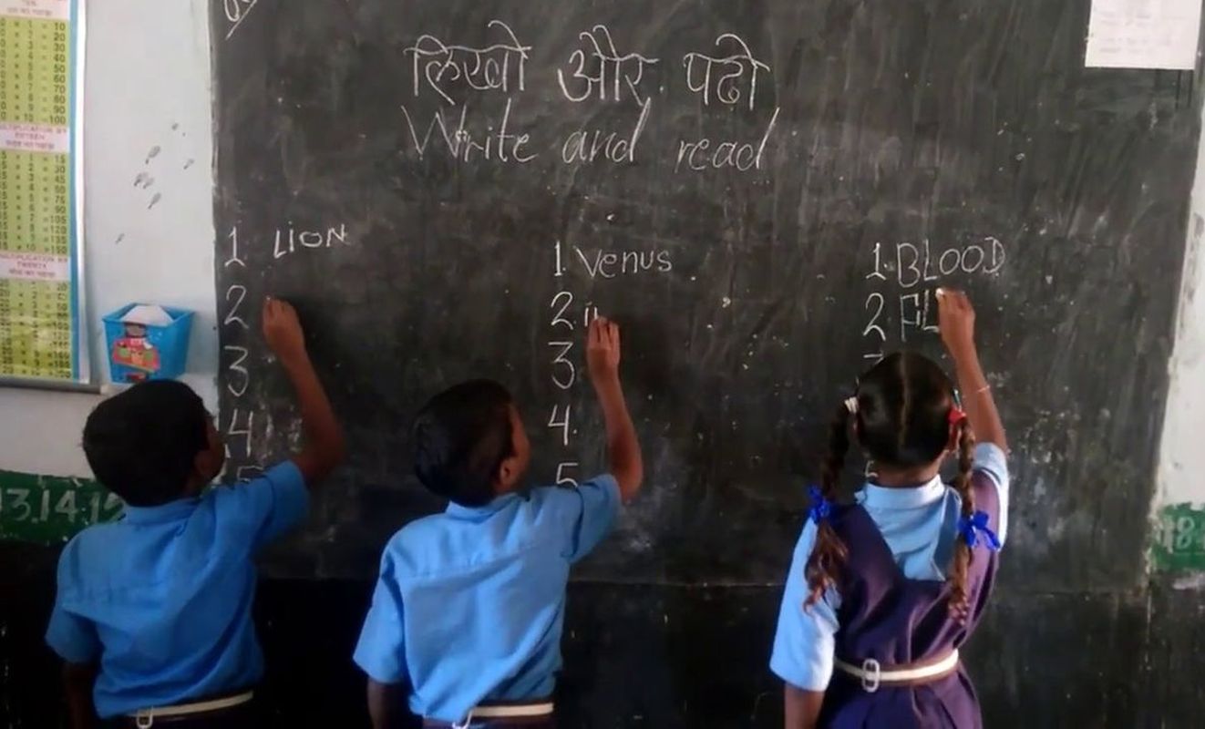 नामांकन बढ़ाने के लिए स्कूलों को क्रमोन्नत कर दिया, लेकिन हिन्दी-अंग्रेजी पढ़ाने के लिए गुरुजी नहीं