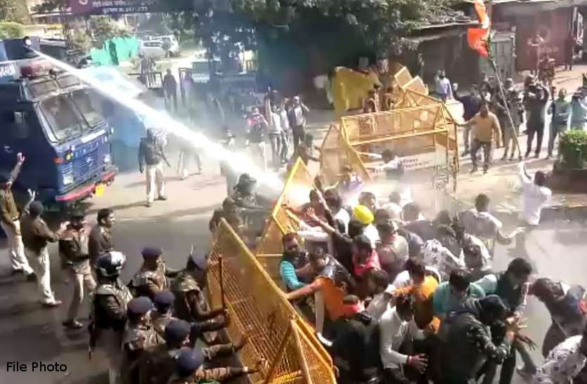 भाजयुमो ने दिखाया दम,पुलिस और कार्यकर्ताओं के बीच पुतले को लेकर हुई झूमाझटकी