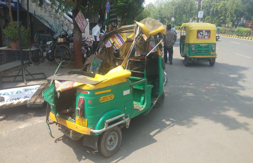 Ahmedabad: शराब भरी कार ने ऑटो रिक्शा को लिया चपेट में