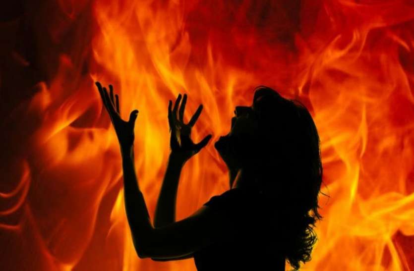 Husband burns wife alive, wife's situation is critical
