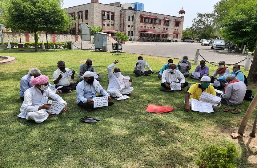 Retired workers university protested
