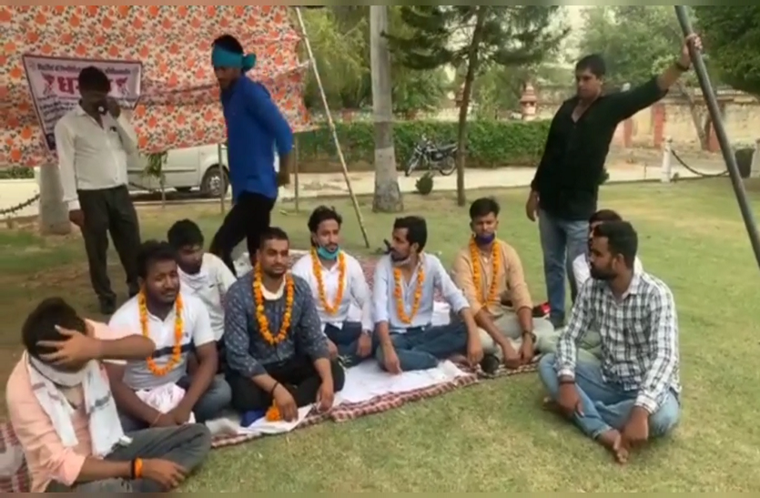 promotion without examination, students sitting on hunger strike