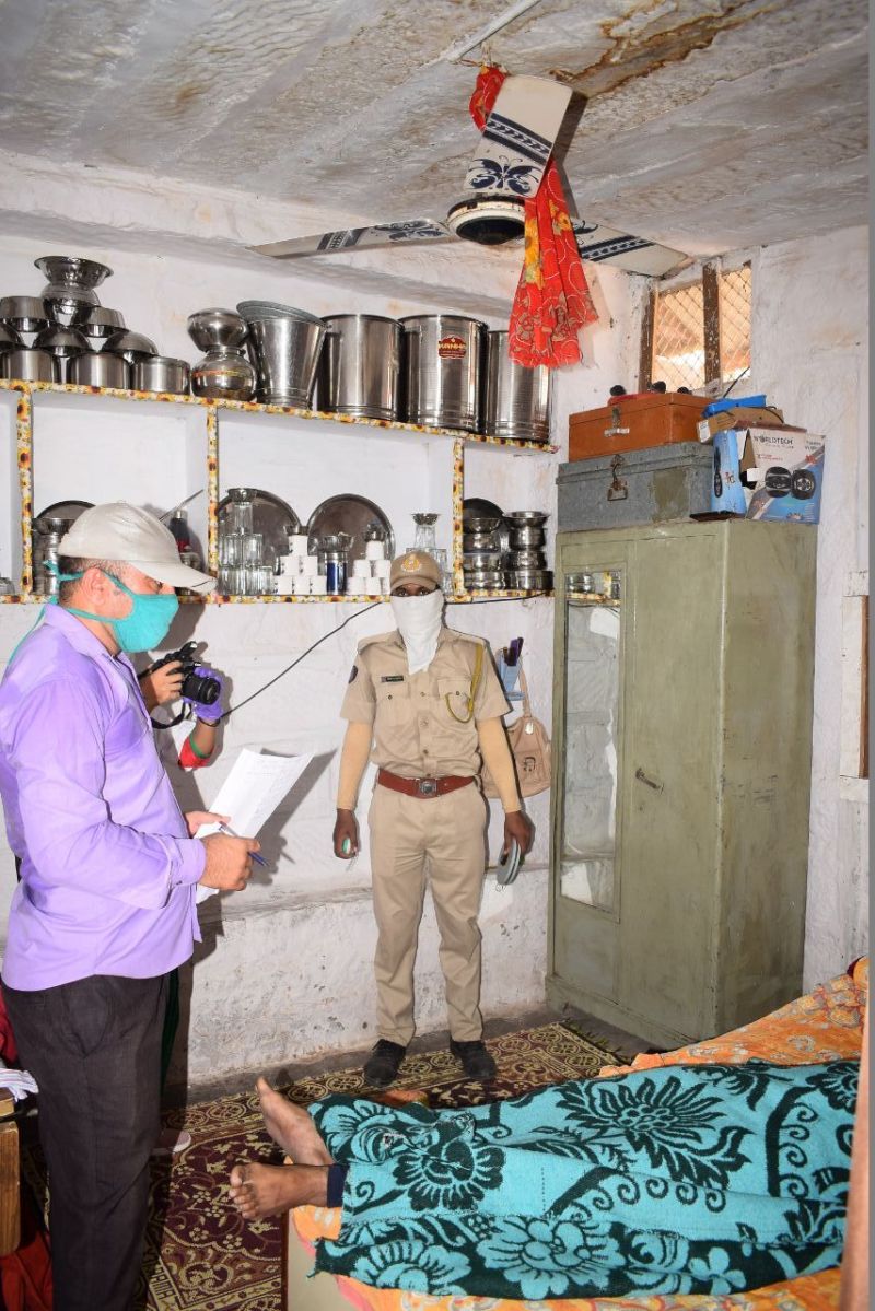 पहले पुत्र ने जान दी, फिर पत्नी को मार फंदे पर लटका