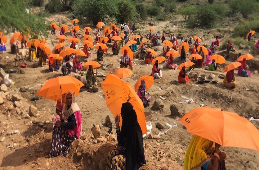 BJP distributing Saffron cloloured umbrella at MGNREGA