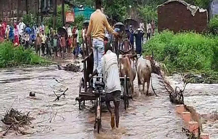 Negligence: बारिश से नदी-नाला उफान पर, जान जोखिम में डाल रहे लोग