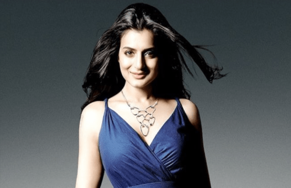 Ameesha patel wants to be hot share a video
