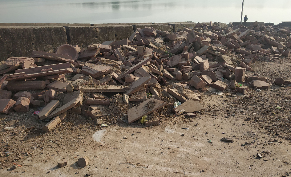 चंबल नदी किनारों के सौंदर्यकरण को लगा ग्रहण, मलबे में बदल गया 50 लाख की छतरियों का निर्माण