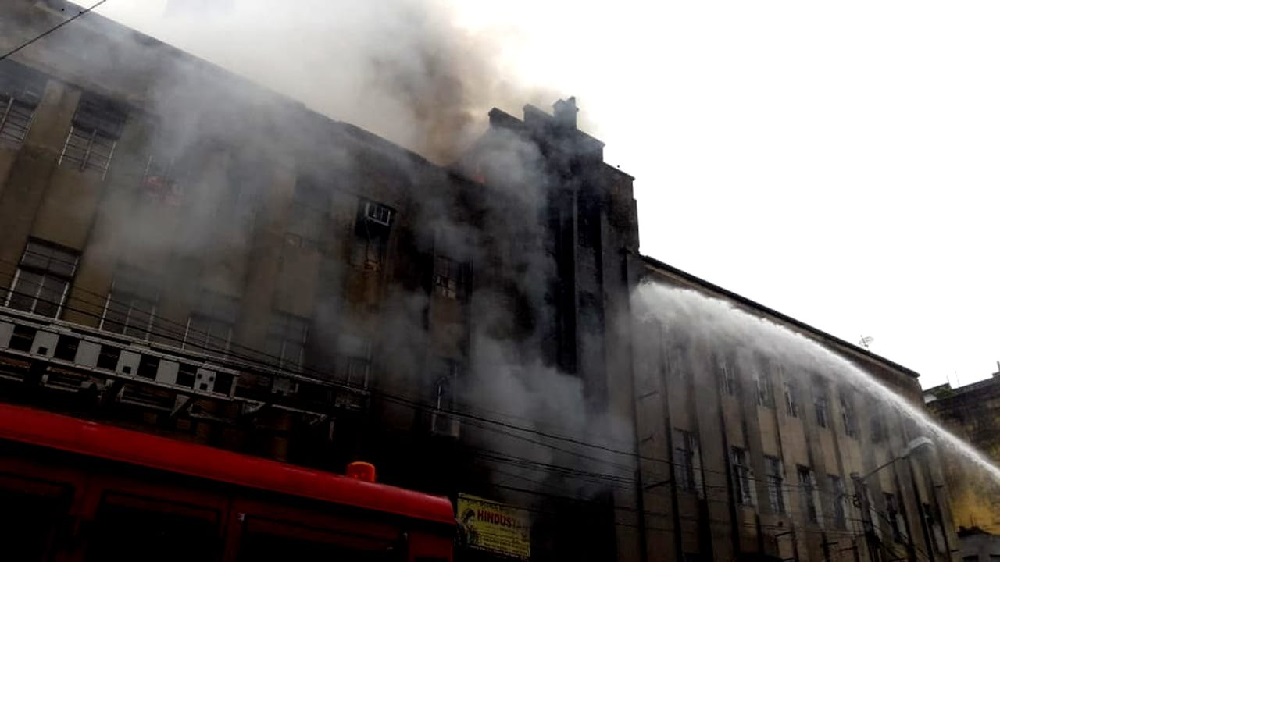 कोलकाता के कैनिंग स्ट्रीट की वाणिज्यिक भवन में भीषण आग