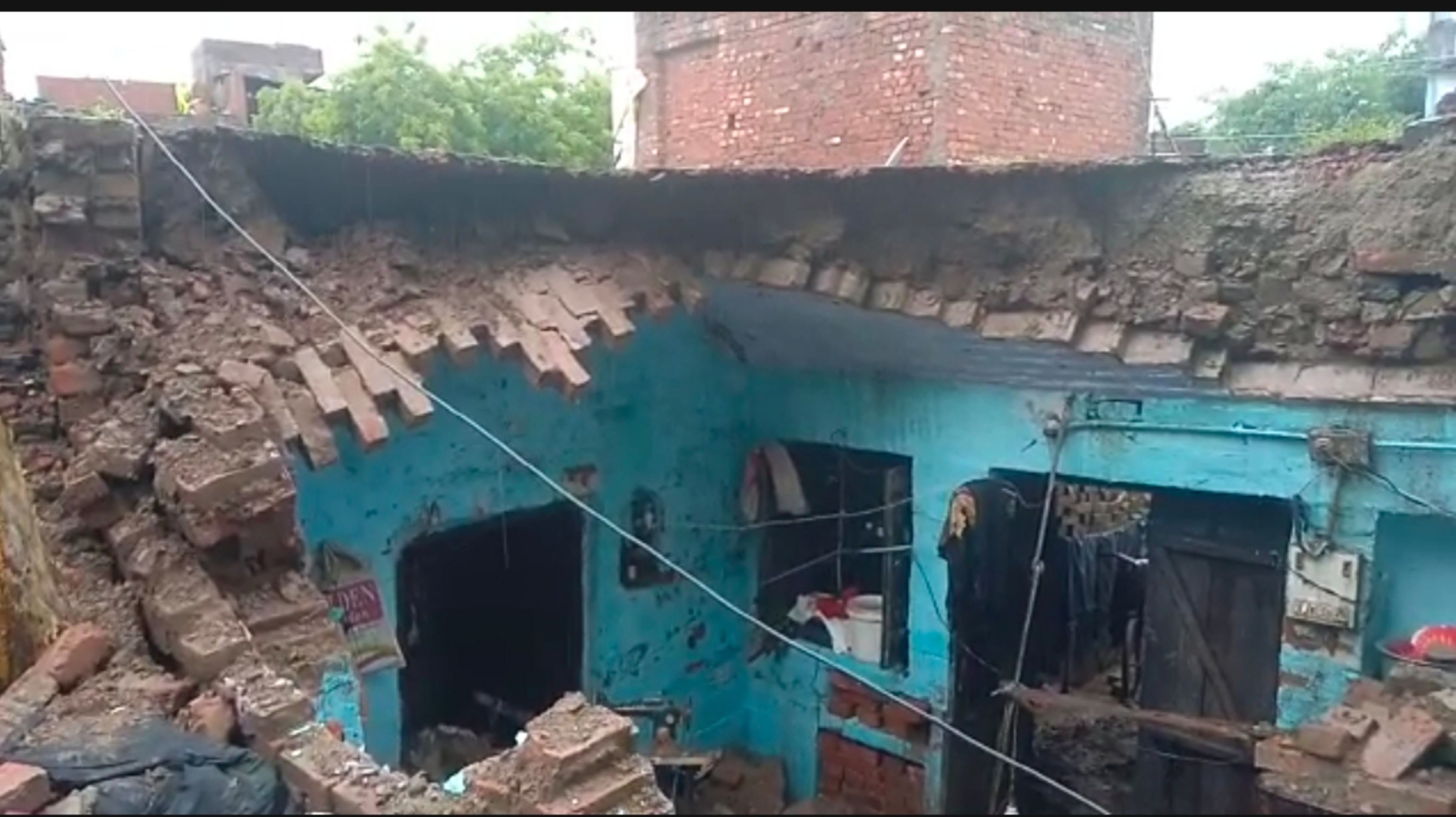रायबरेली में बारिश से भरभरा कर गिरा कच्चा मकान, मलबे में दबकर युवती की मौत दो घायल