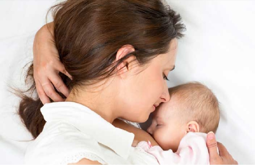 Mother breastfeeding newborn (Symbolic photo)