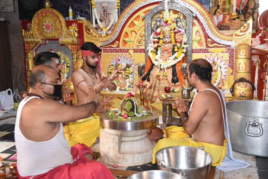 श्रावण के प्रथम सोमवार को इन्द्रदेव ने किया शिवाभिषेक