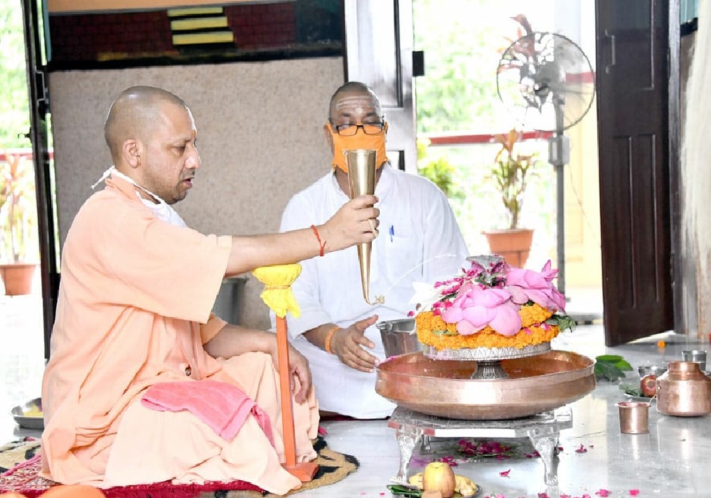 सावन का पहला सोमवार, गोरखपुर में CM योगी ने भगवान भोलेनाथ का रुद्राभिषेक