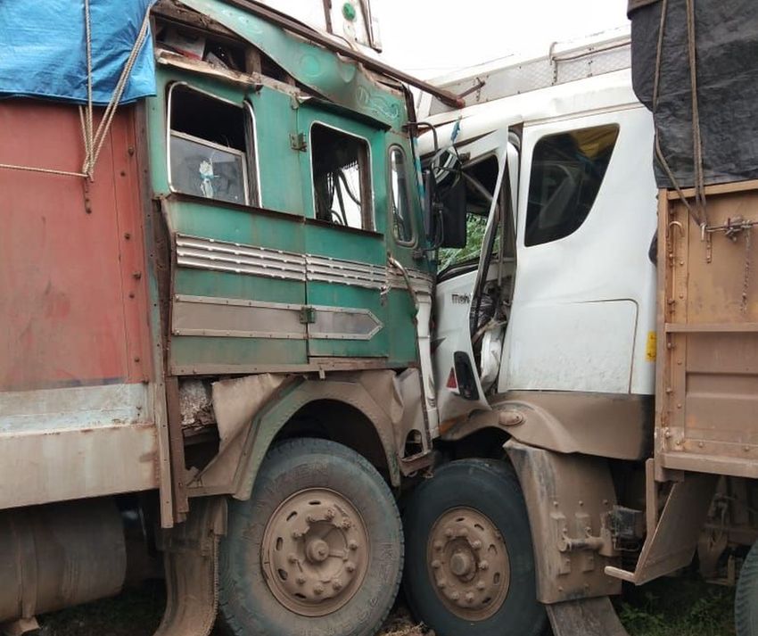 Two trucks collided, 5 hours jammed on the highway
