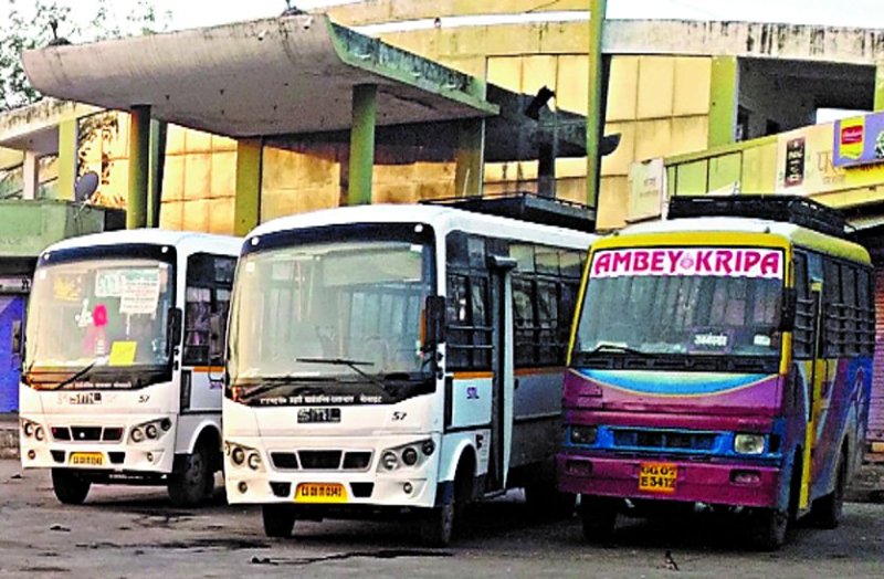 The order of vehicles carrying workers to the metros continues