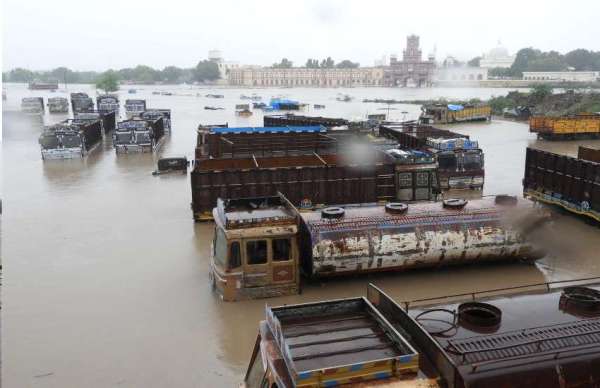 जामनगर शहर व आस-पास के क्षेत्रों में भारी बारिश से रंगमती-नागमती नदी मेंं पानी की आवक होने के कारण शहर में बोहरों के हजीरे के समीप पानी में डूबे वाहन।