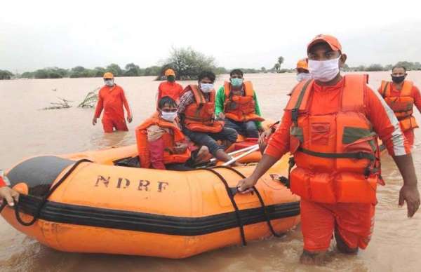जामनगर. जिले में भारी बारिश के कारण फंसे लोगों को बचाकर सुरक्षित स्थान पर पहुंचाते एनडीआरएफ के जवान।
