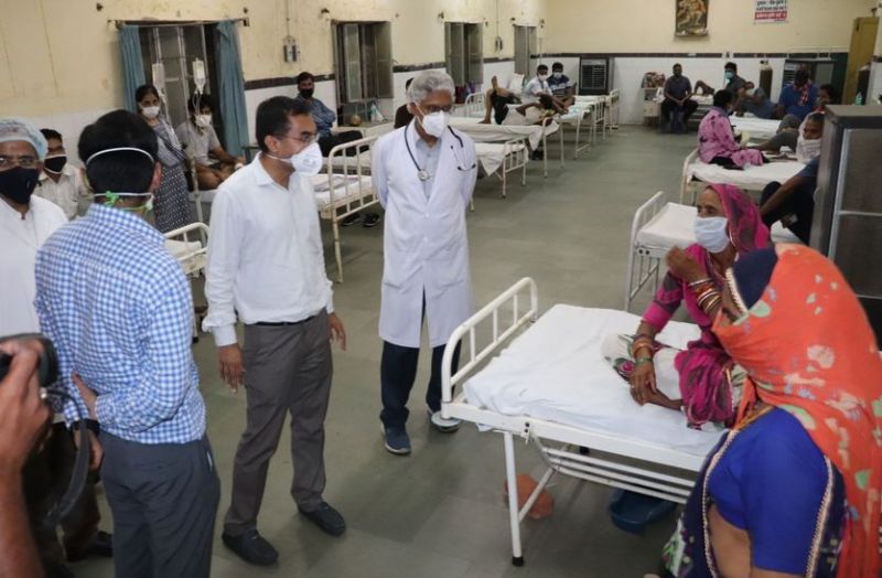 कार्यभार संभाला और निकल पड़े चिकित्सा व्यवस्थाओं का जायजा लेने