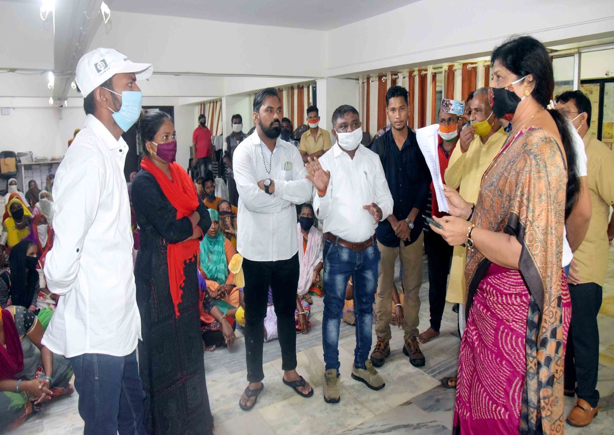 वडोदरा : संजयनगर के स्थानीय लोगों ने किया प्रदर्शन