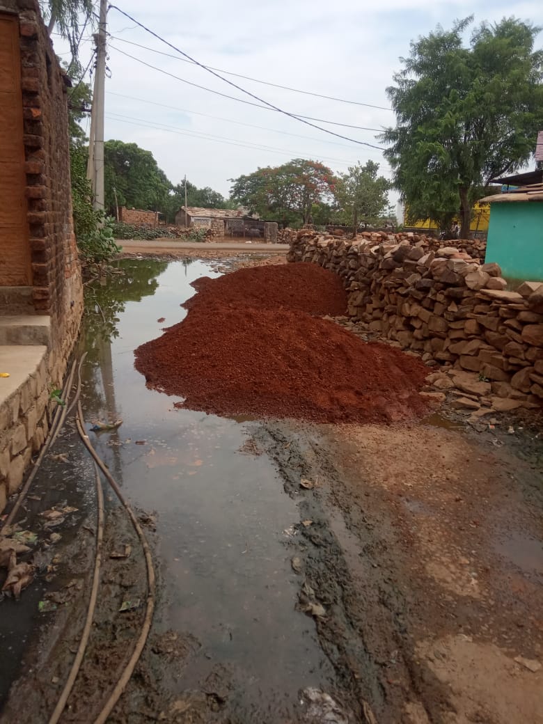 पहले पत्थर डाले अब मिट्टी मोरम डालकर बंद किया रास्ता