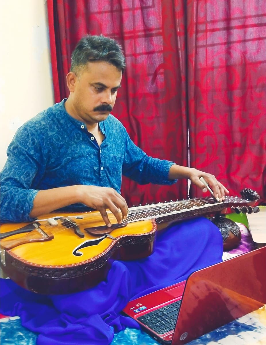 मोहनवीणा के सुरों से कर रहे तनाव दूर