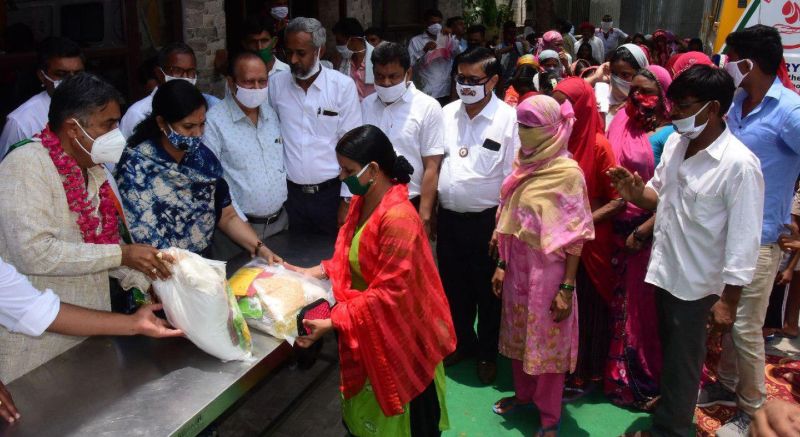 यहां 100 यूनिट रक्त दान कर जरुरतमंदो को बांटी रशद सामग्री 