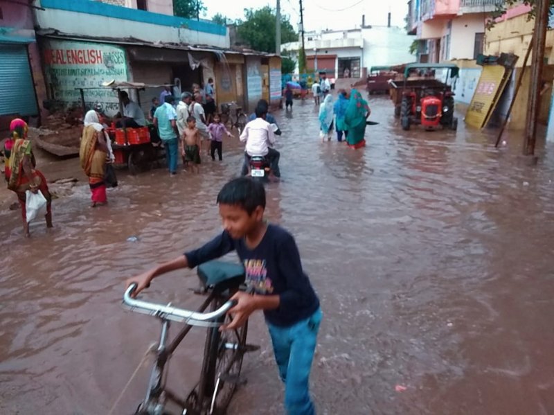 दोपहर तक खिली धूप ने निकाला पसीना, शाम को मिली राहत