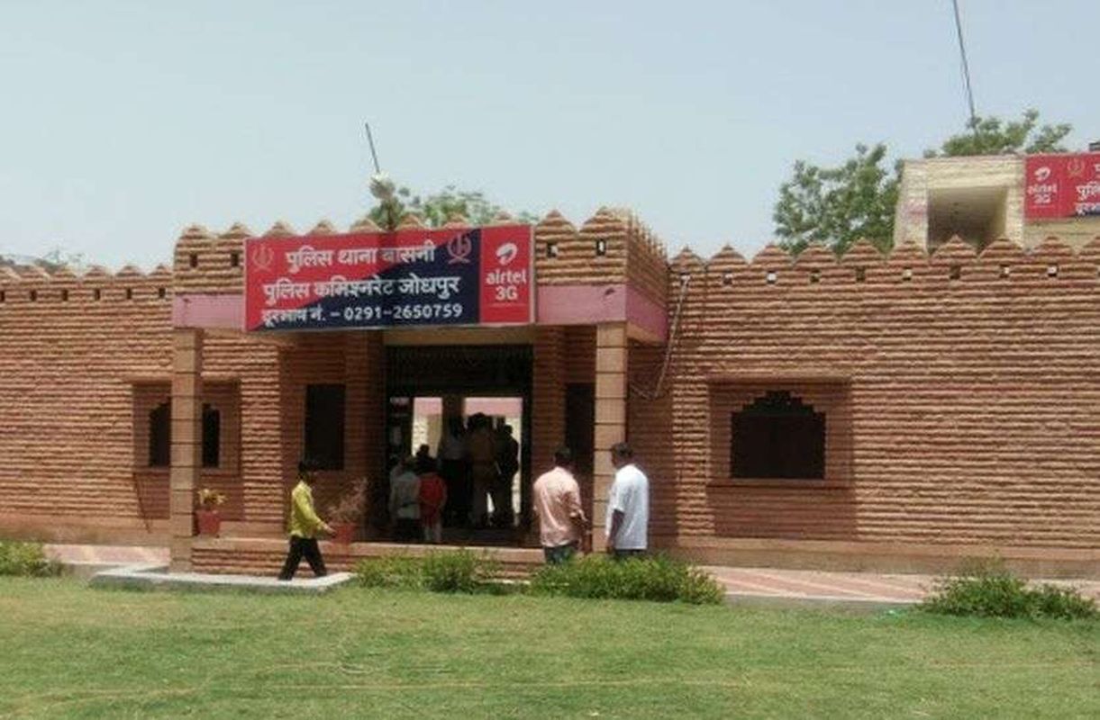 घर के बाहर खड़ी कार चुराने वाले आरोपी को गिरफ्तार कर लिया रिमाण्ड पर, बरामद की कार