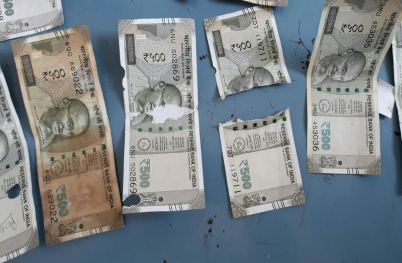 अगर आप एटीएम से रुपए निकालने जा रहे हैं, तो सावधान हो जाइये, यहां निकल रहे फटे व रंग लगे नोट