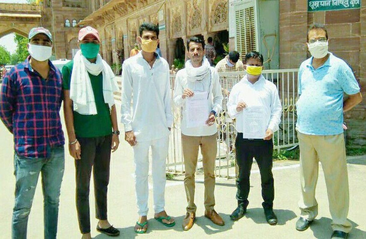साहब, चार साल से वृद्धा हक की राशि के लिए काट रही सरकारी दफ्तरों के चक्कर अब तो आंखे खोलो