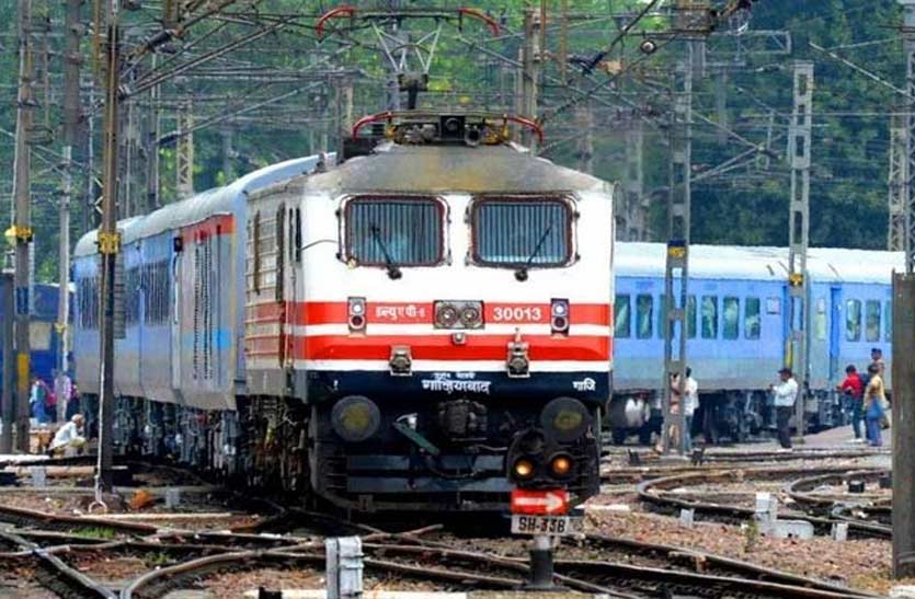 इंदौर-खजुराहो एक्सप्रेस ट्रेन को प्रयागराज व अंबेडकरनगर तक बढ़ाया, इन स्टेशनों पर होगा स्टाप