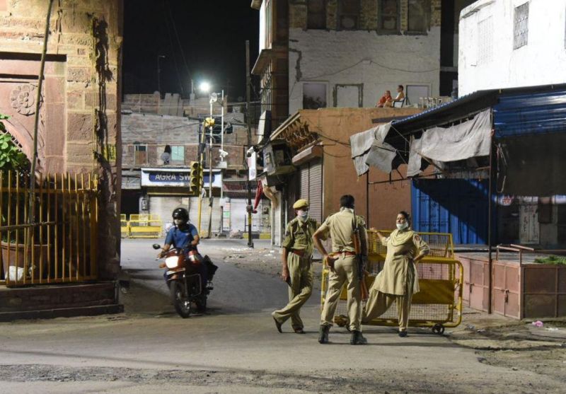  रात 10 बजे बाद ढीली होती जा रही कर्फ्यू की पालना, अब पहले की तरह नहीं  पुलिस की सख्ती 