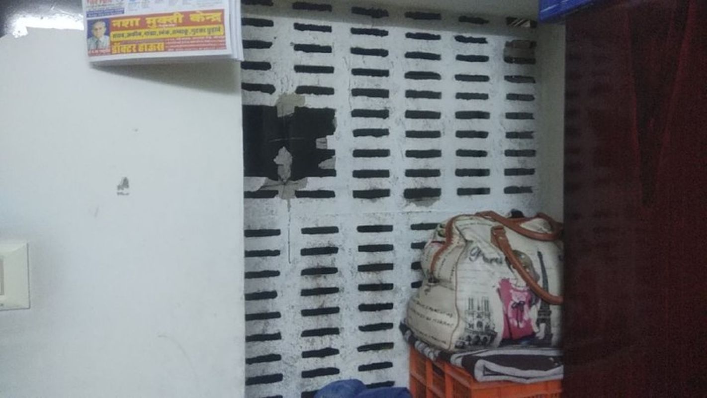 पुलिस के जाते ही एक बार फिर घरों पर कर दिया पथराव, दोनों पक्षों के बारह जनों को किया गिरफ्तार