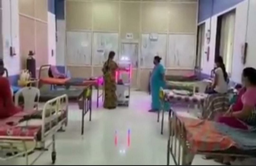 Maharashtra News : कोरोना मरीजों को दवाई, भोजन-पानी मुहैया करा रहा रोबोट