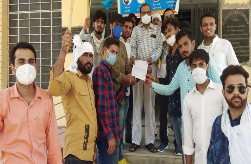 एनएसयूआई कार्यकर्ताओं ने विरोध-प्रदर्शन कर सौंपा ज्ञापन