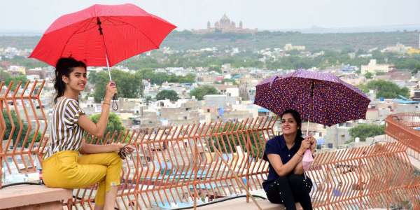 सुहावने मौसम में बारिश का इंतजार, देखें तस्वीरें...