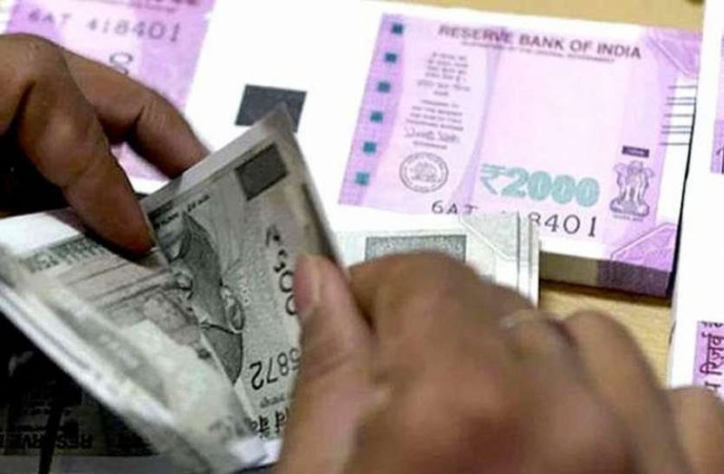 Fraud of 22 thousand rupees from the fruit seller in broad daylight as an excuse for not having a shout