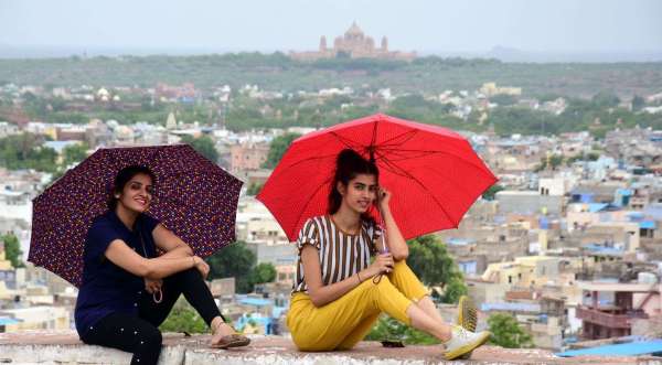 सुहावने मौसम में बारिश का इंतजार, देखें तस्वीरें...